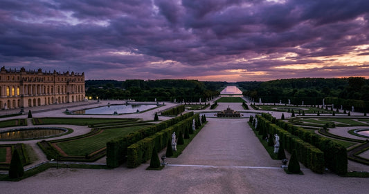 Les jardins de Versailles au crépuscule — le symbole de la monarchie absolue que les historiens français n'ont cessé de débattre