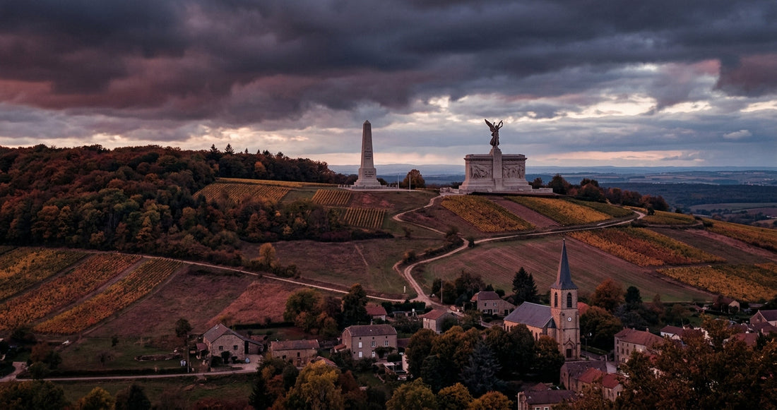 La Lorraine au crépuscule avec ses vignes et ses monuments aux morts — la 'terre et les morts' de Maurice Barrès