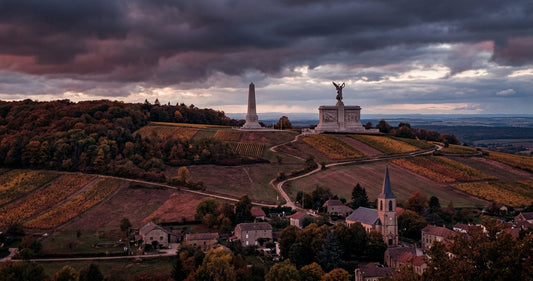 La Lorraine au crépuscule avec ses vignes et ses monuments aux morts — la 'terre et les morts' de Maurice Barrès