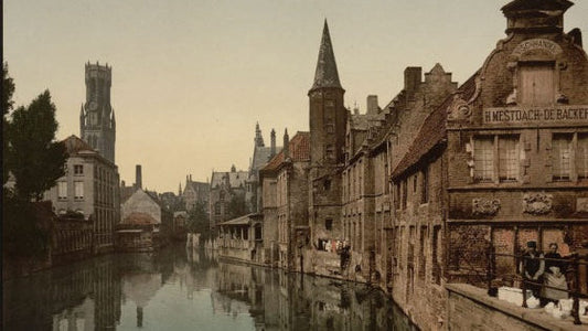 Canal bordé de maisons anciennes et beffroi au fond, vue de Bruges en couleurs d’époque, article Jammes et Rodenbach