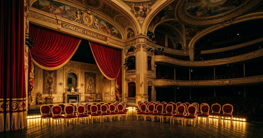 La scène de la Comédie-Française sous les projecteurs — le temple du théâtre classique français