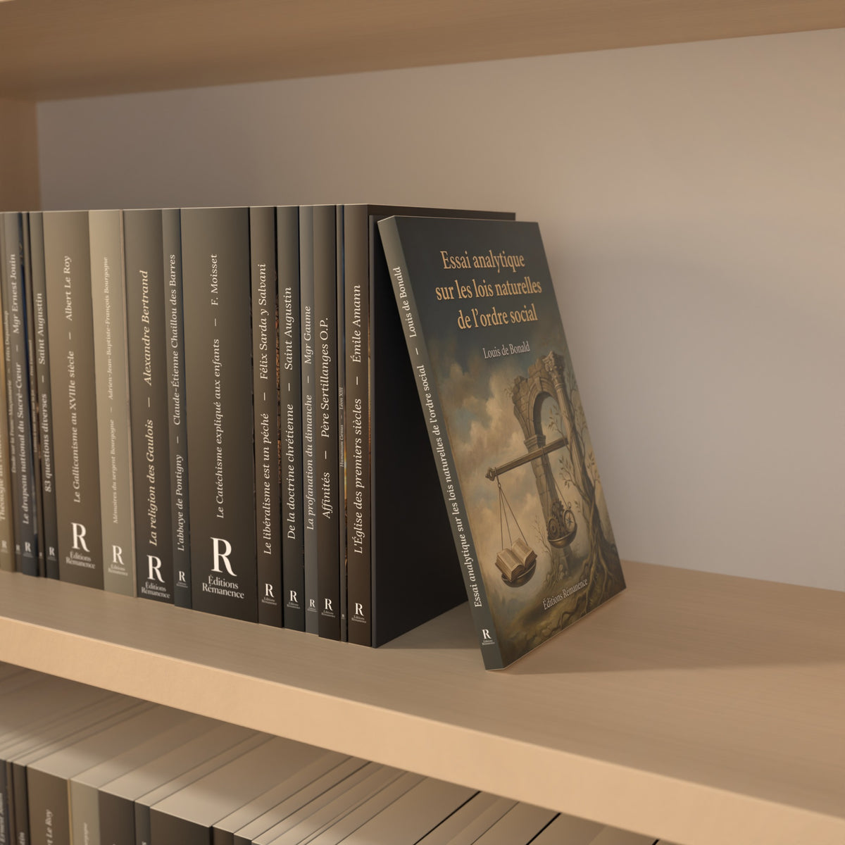 Essai analytique sur les lois naturelles de l’ordre social – Louis de Bonald – le livre imprimé penché contre un serre-livres dans une bibliothèque (visuel réalisé à partir des fichiers d'impression du livre)